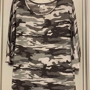 Women’s Just Be 2X multi colored 3/4 sleeve shirt